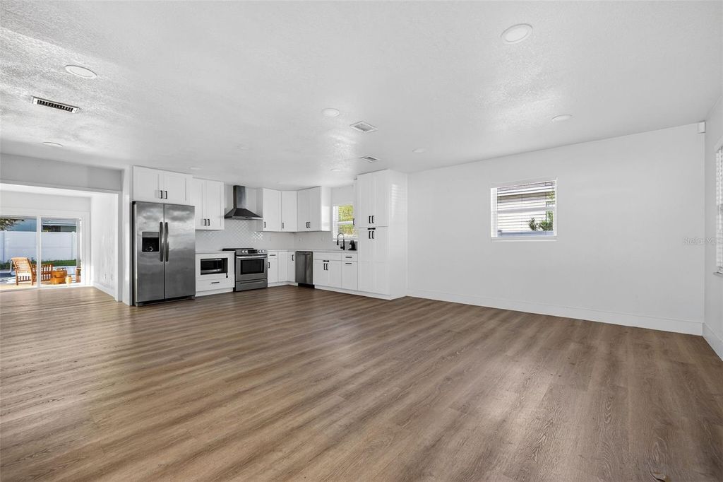 Image 5 of property listing at 4618 W PEARL AVENUE, Tampa, FL 33611