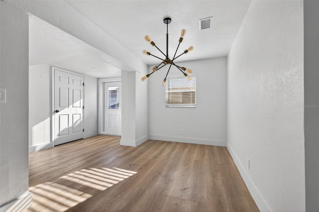 Image 7 of property listing at 4618 W PEARL AVENUE, Tampa, FL 33611