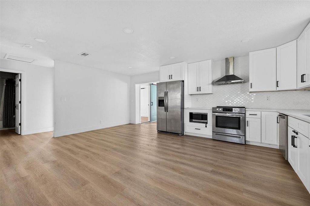 Image 9 of property listing at 4618 W PEARL AVENUE, Tampa, FL 33611