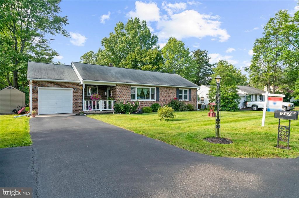 1207 RED HILL RD, PENNSBURG, PA 18073 — exterior