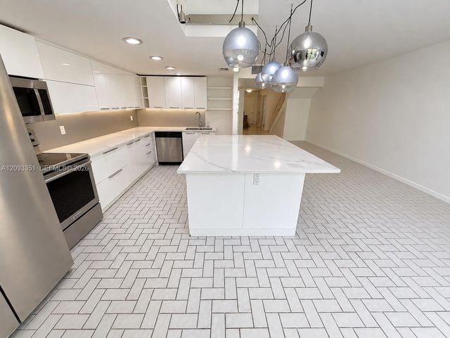 712 NE 26th Avenue, Hallandale Beach, FL 33009