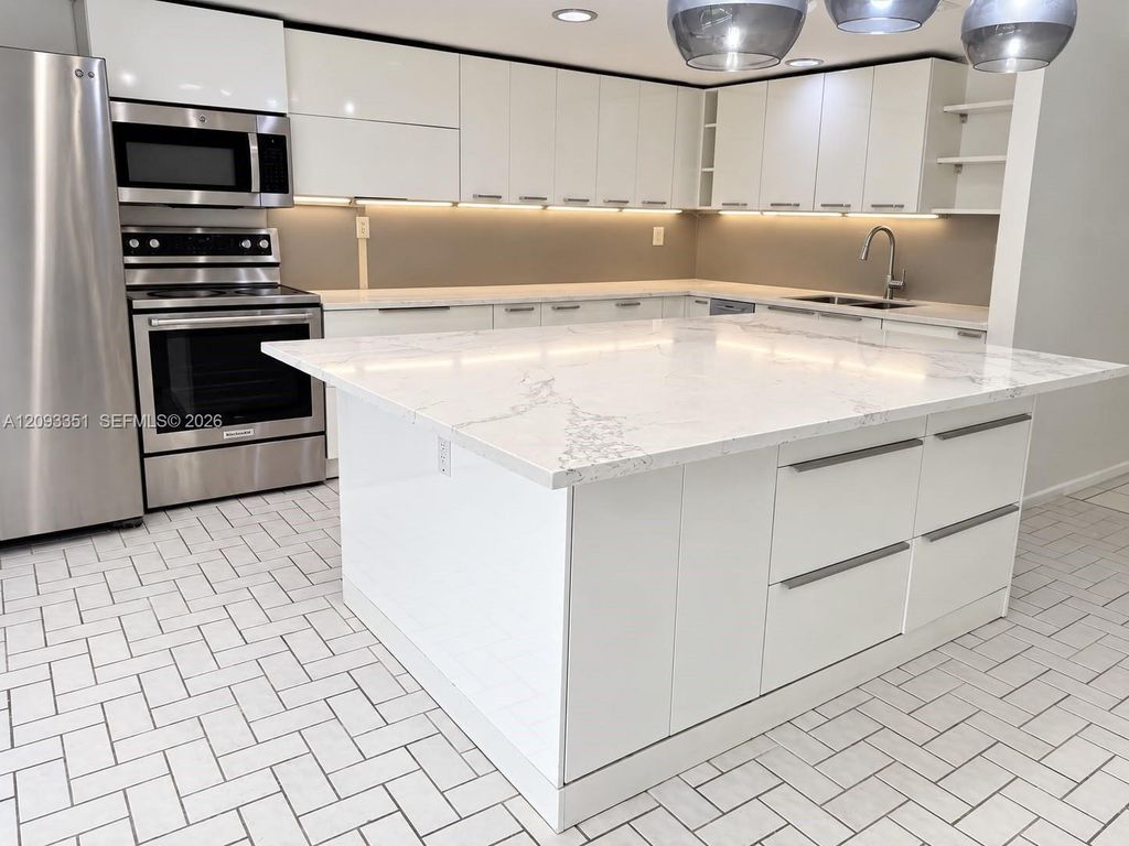 712 NE 26th Avenue, Hallandale Beach, FL 33009