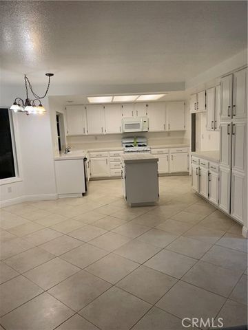 12350 Roadrunner, Victorville, CA 92392