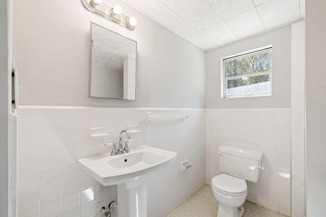 190 Meadowbrook Lane, Defuniak Springs, FL 32435