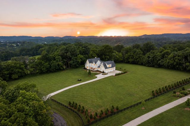 6916 Farm Path Ln, College Grove, TN 37046