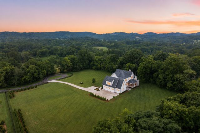 6916 Farm Path Ln, College Grove, TN 37046