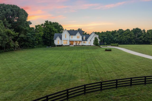 6916 Farm Path Ln, College Grove, TN 37046