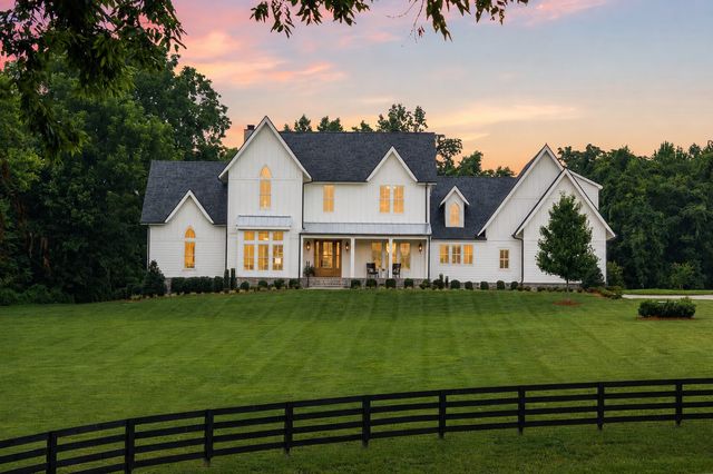 6916 Farm Path Ln, College Grove, TN 37046