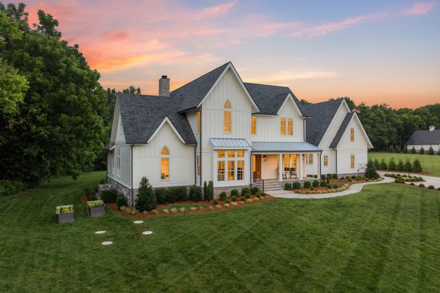 6916 Farm Path Ln, College Grove, TN 37046