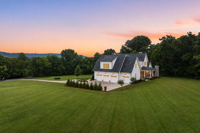 6916 Farm Path Ln, College Grove, TN 37046
