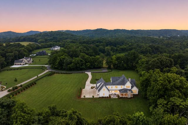 6916 Farm Path Ln, College Grove, TN 37046