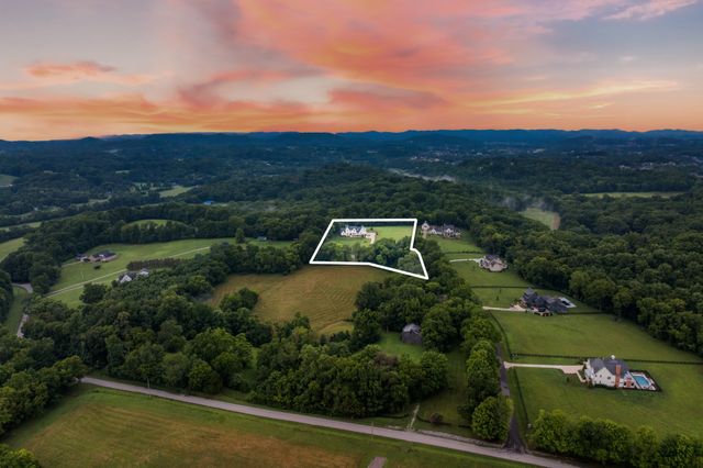 6916 Farm Path Ln, College Grove, TN 37046