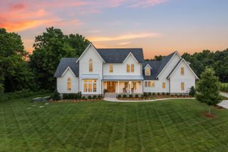 6916 Farm Path Ln, College Grove, TN 37046