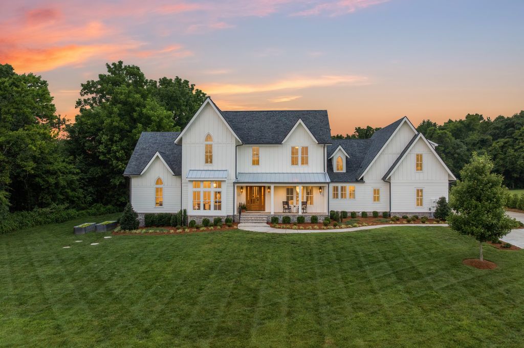 6916 Farm Path Ln, College Grove, TN 37046
