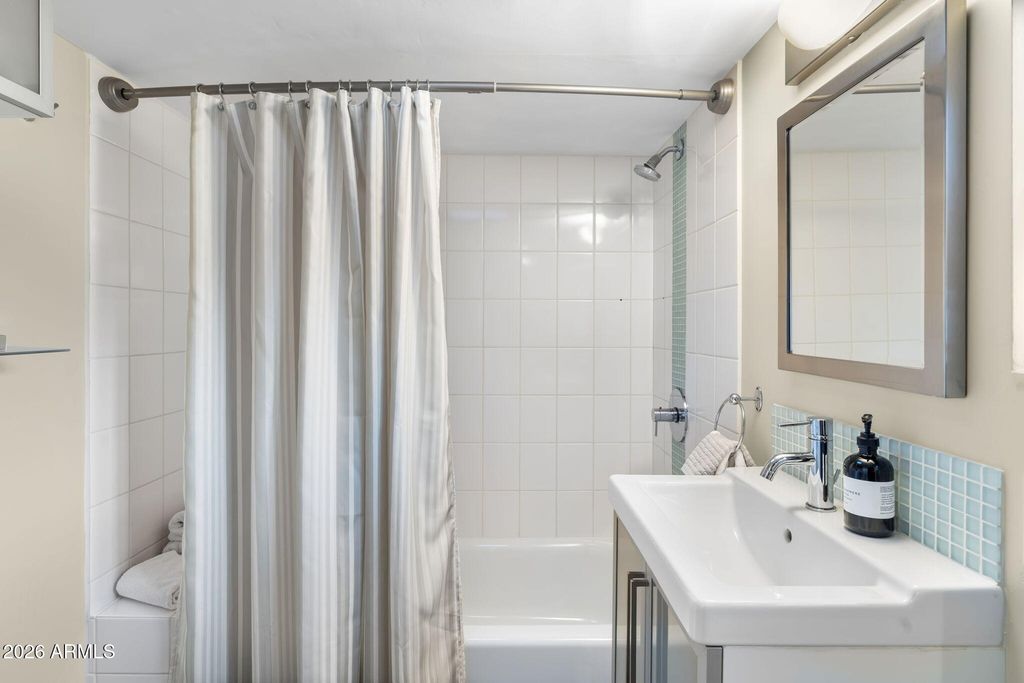 Image 19 of property listing at 531 W VERNON Avenue, Phoenix, AZ 85003