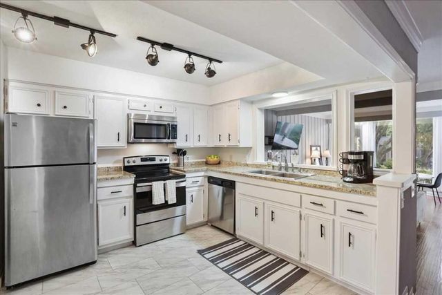156 World Of Tennis SQ D-167, Lakeway, TX 78738