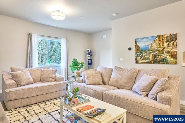 3732 Village Center Dr SE, Salem, OR 97302