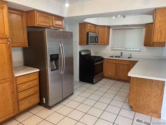 35523 Kelly Road, Clinton Township, MI 48035