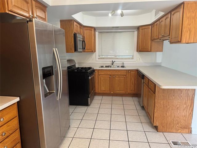 35523 Kelly Road, Clinton Township, MI 48035