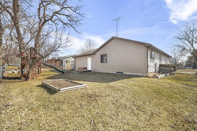 305 Meadow Lane, Poynette, WI 53955