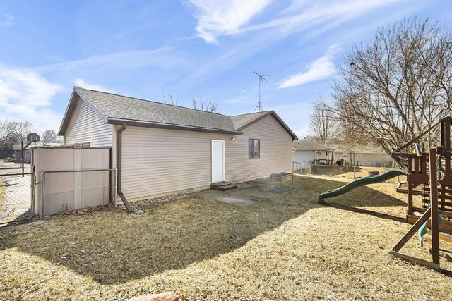 305 Meadow Lane, Poynette, WI 53955