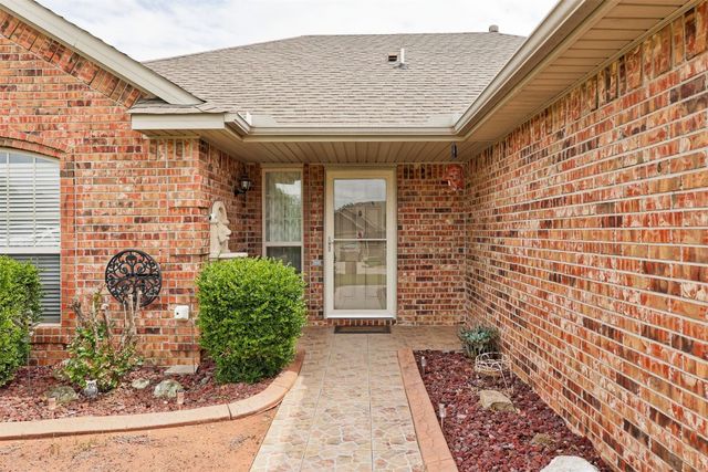 520 E Juniper Lane, Mustang, OK 73064