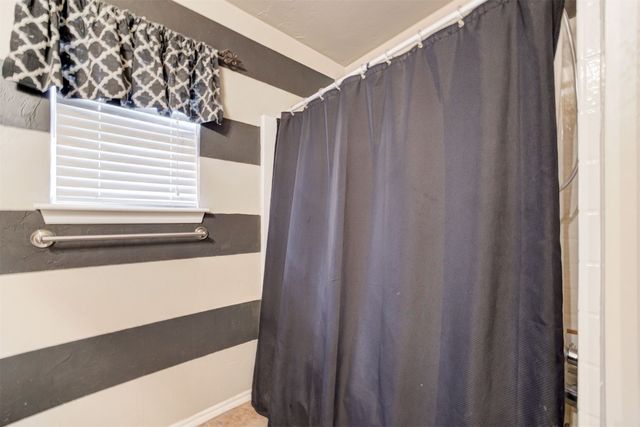 520 E Juniper Lane, Mustang, OK 73064
