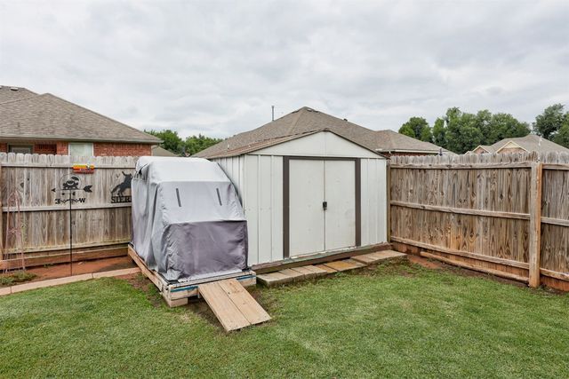 520 E Juniper Lane, Mustang, OK 73064