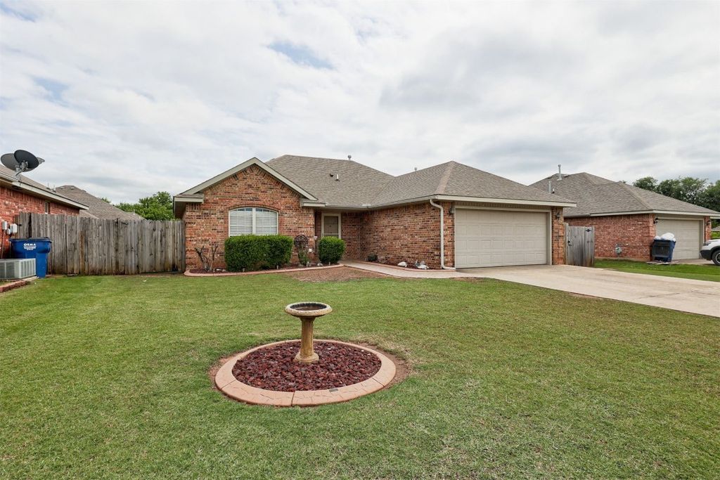 520 E Juniper Lane, Mustang, OK 73064