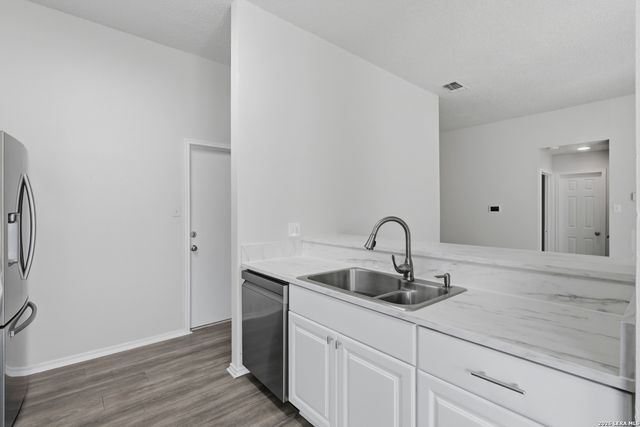 8426 MAPLE RIDGE DR, San Antonio, TX 78239