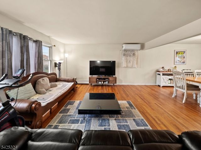 33 Beech St, Little Ferry Boro, NJ 07643