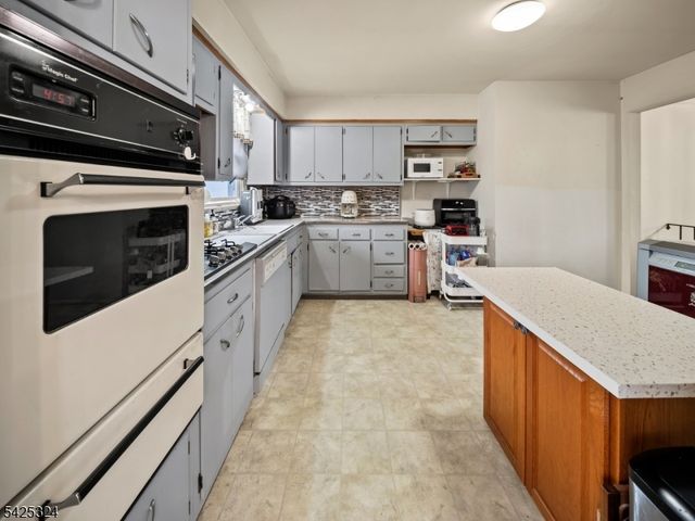 33 Beech St, Little Ferry Boro, NJ 07643