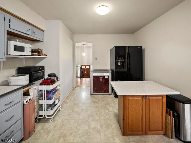 33 Beech St, Little Ferry Boro, NJ 07643