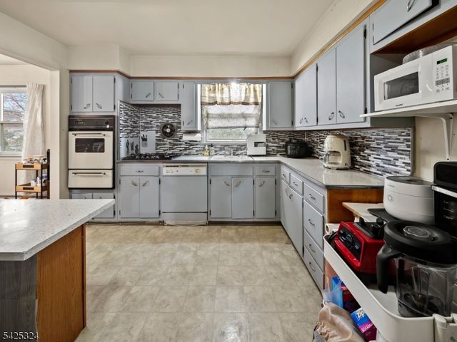 33 Beech St, Little Ferry Boro, NJ 07643