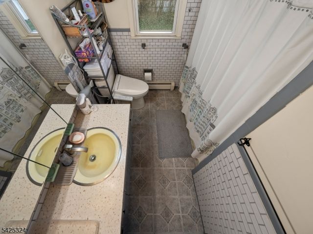 33 Beech St, Little Ferry Boro, NJ 07643