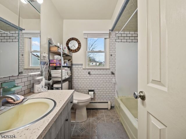 33 Beech St, Little Ferry Boro, NJ 07643