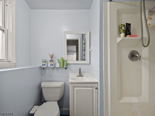 33 Beech St, Little Ferry Boro, NJ 07643