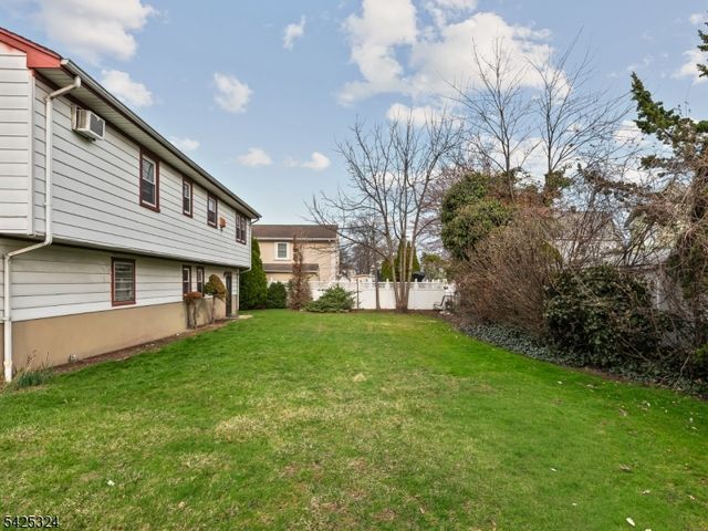 33 Beech St, Little Ferry Boro, NJ 07643