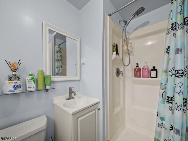 33 Beech St, Little Ferry Boro, NJ 07643