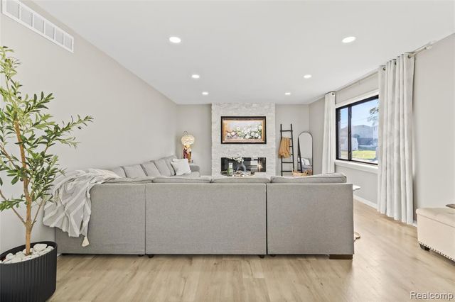 16136 Amore Street, Clinton Township, MI 48038