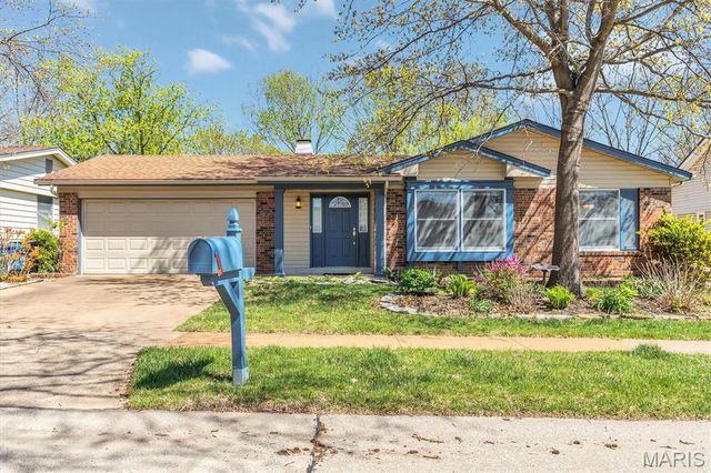 5728 Hidden Stone Drive, Oakville, MO 63129