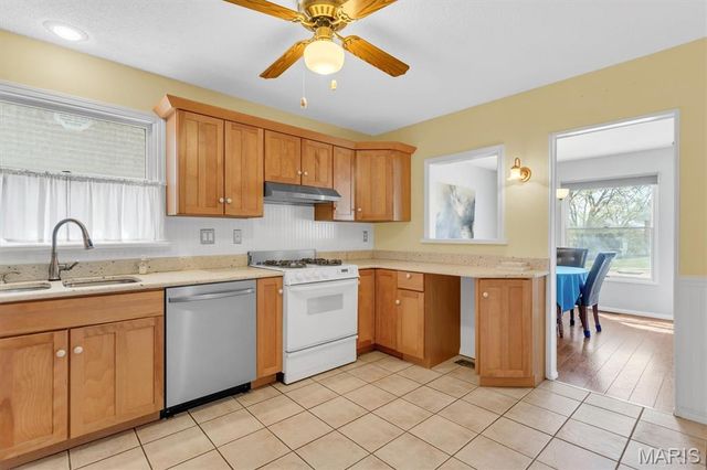 5728 Hidden Stone Drive, Oakville, MO 63129