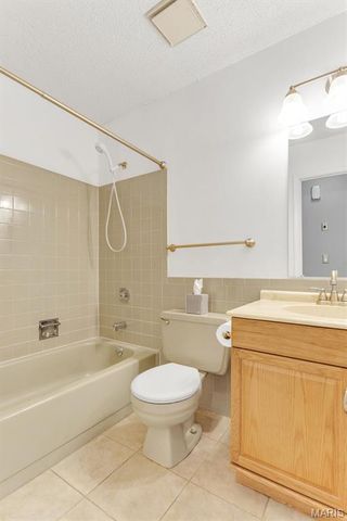 5728 Hidden Stone Drive, Oakville, MO 63129