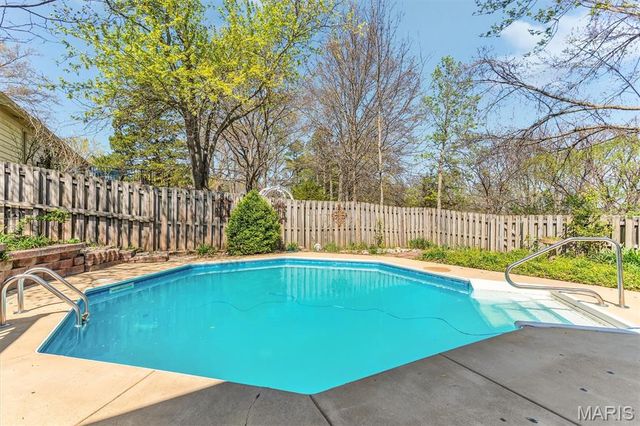 5728 Hidden Stone Drive, Oakville, MO 63129