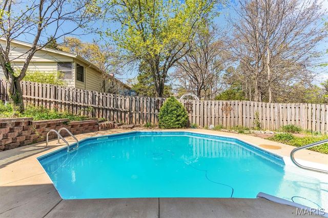 5728 Hidden Stone Drive, Oakville, MO 63129