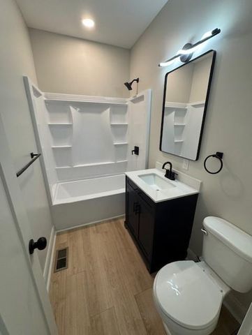 1881 Lake Viking Terrace, Gallatin, MO 64640