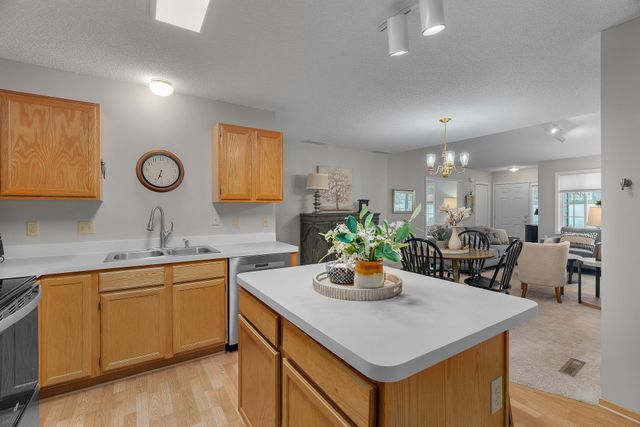 9909 Tamarack Cove, Woodbury, MN 55125