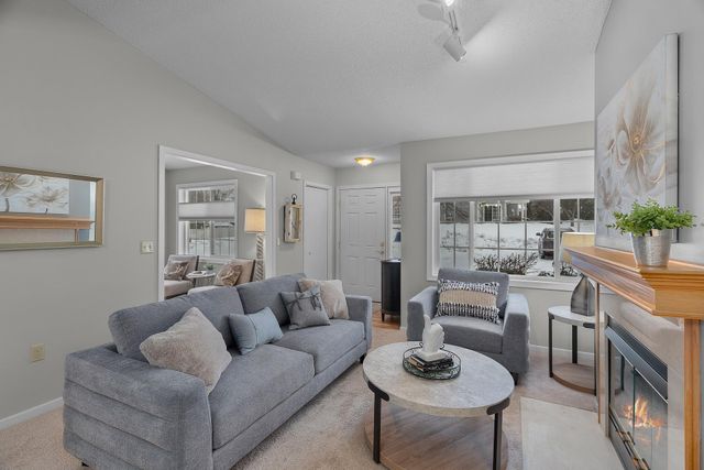 9909 Tamarack Cove, Woodbury, MN 55125