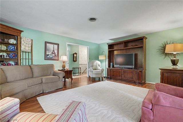 671 S Sheraton Drive, Akron, OH 44319