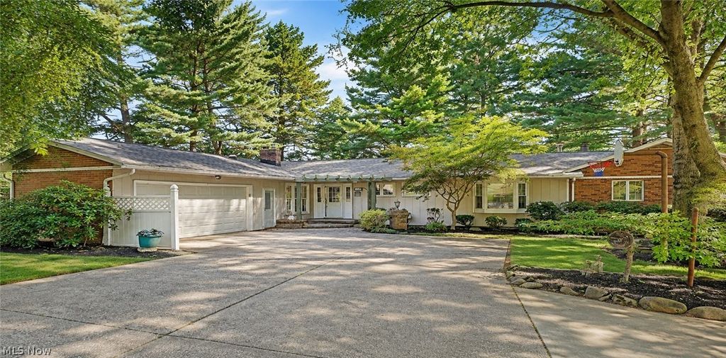 671 S Sheraton Drive, Akron, OH 44319